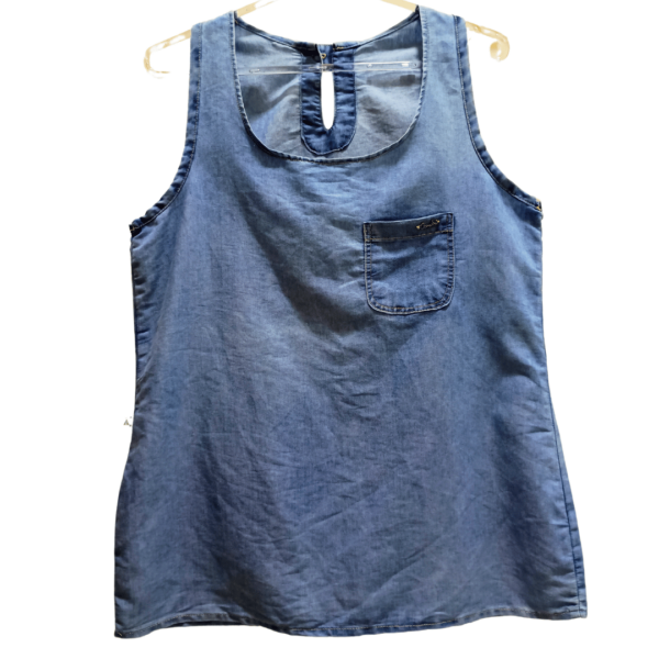 BLUSA CAMBOS JEANS CLARO COM BOLSO, BOTÃO NAS COSTAS,COSTA NADADORA